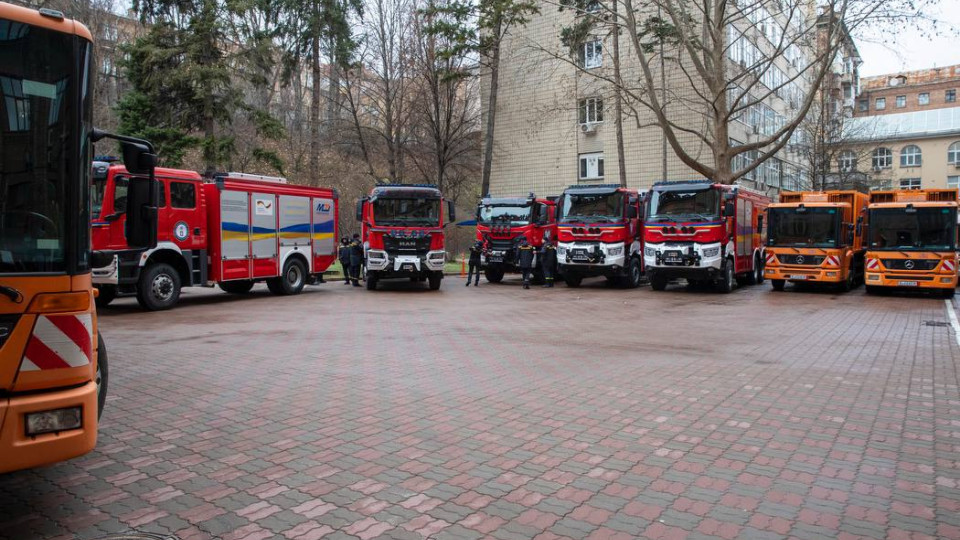 Київ отримав від двох німецьких міст сучасні пожежні машини та сміттєвози