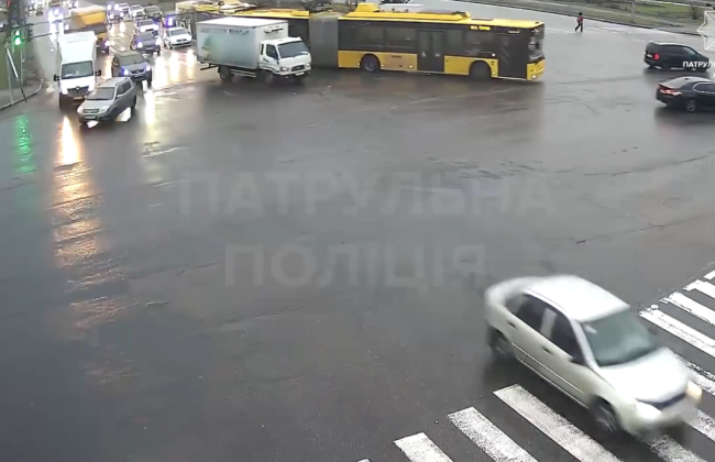 В Киеве грузовик столкнулся с легковым автомобилем: ДТП попало на камеры