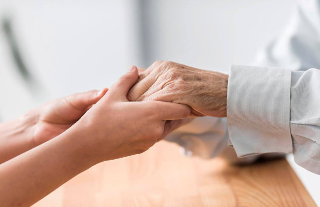 Как оформить постоянный уход за человеком и какую компенсацию можно получить: разъяснение