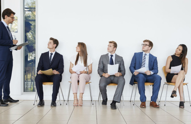 Принимать на госслужбу будут только после прохождения военной подготовки или военной службы, а бронировать – не всех чиновников