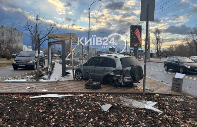 В Киеве столкнулись две легковушки, одна разгромила остановку: фото