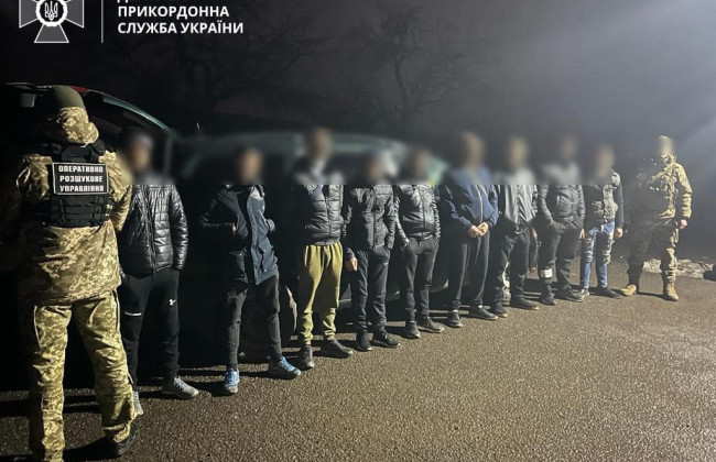 В одной легковушке сразу восемь уклонистов: разоблачена попытка нелегального пересечения границы со Словакией