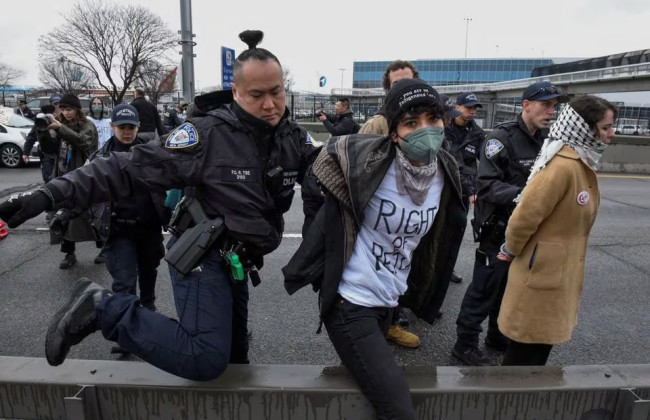 Пропалестинские протестующие в США заблокировали два крупнейших аэропорта: начались массовые аресты