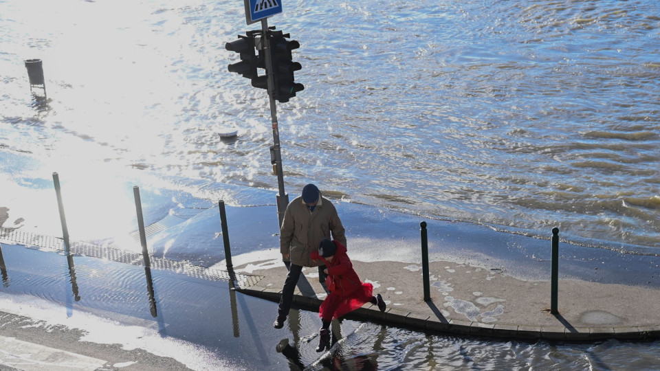 В Угорщині Дунай вийшов із берегів та затопив набережну в Будапешті: фото