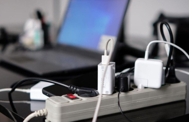 Які електроприлади слід вимикати з розетки на ніч: список