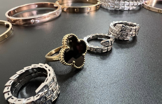 Киевские таможенники обнаружили ценную посылку с украшениями от «Cartier», «Bvlgari» и «Van Cleef&Arpels»