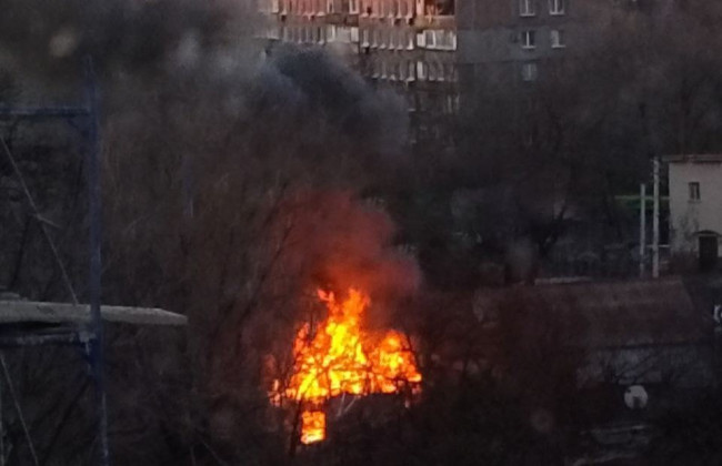 В Мариуполе между жилыми домами взорвался боекомплект оккупантов