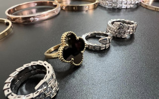 Київські митники виявили коштовну посилку із прикрасами від «Cartier», «Bvlgari» та «Van Cleef&Arpels»