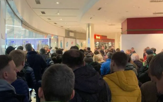 Чоловіки, які виїхали за кордон, утворили величезні черги за новими паспортами: фото і відео