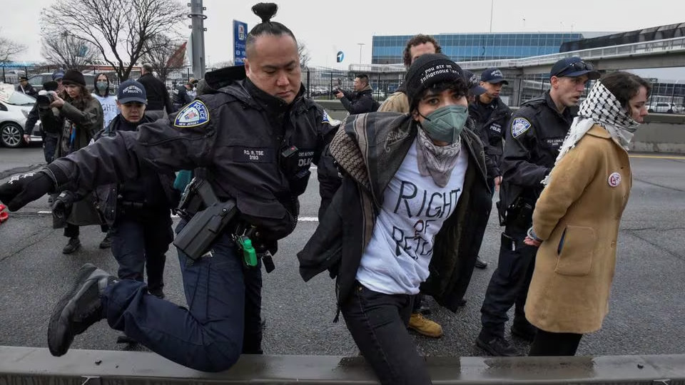 Пропалестинські протестувальники в США заблокували два найбільші аеропорти: почалися масові арешти