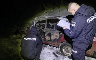 На Чернігівщині двоє чоловіків спалили автівку військового, бо не змогли її викрасти