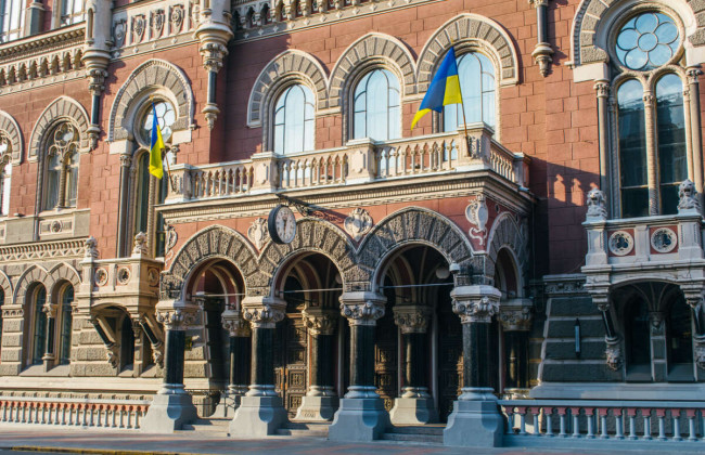 Нацбанк смягчает некоторые ограничения для населения и бизнеса