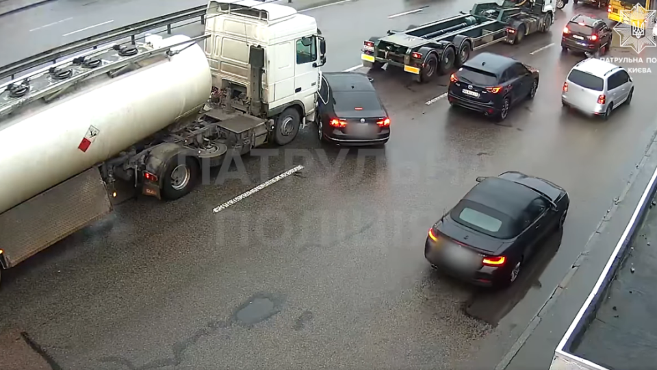 В Святошинском районе Киева легковушка и грузовик не поделили дорогу: видео