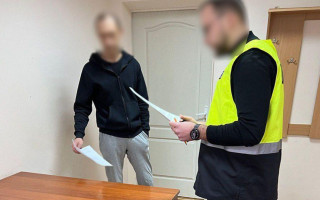 Псевдопосадовець фіскальної служби намагався отримати $100 тисяч за сприяння поверненню арештованого вантажу