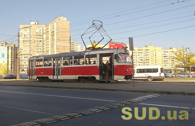 Во Львове на автомобиль упала кабельная сеть трамвая: владелец авто отсудил 120 тысяч