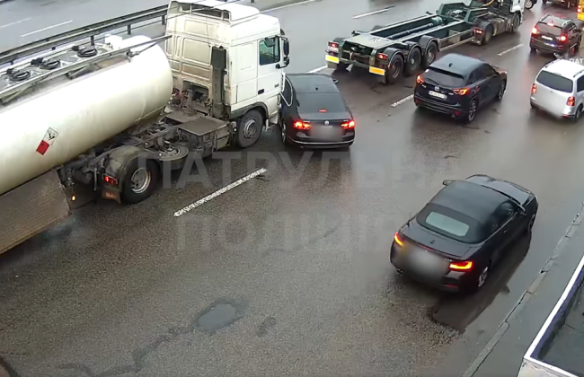 В Святошинском районе Киева легковушка и грузовик не поделили дорогу: видео