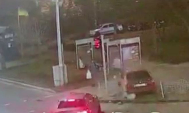 Лобовое ДТП в Киеве: дорогу не поделили Audi и BMW, видео