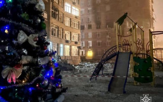 У зруйнованому російськими обстрілами дворі Одеси місцеві запалили ялинку: фото
