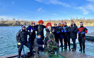 На дні кар'єру на Дніпропетровщині встановили новорічну ялинку з гірляндами: фото і відео
