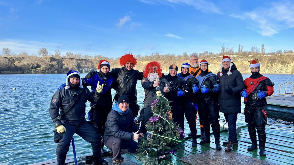 На дне карьера на Днепропетровщине установили новогоднюю елку с гирляндами: фото и видео