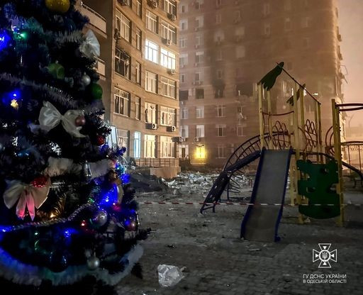 В разрушенном российскими обстрелами дворе Одессы местные зажгли елку: фото