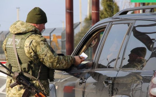 На кордоні утворилися величезні черги через посилення перевірки документів чоловіків, відео