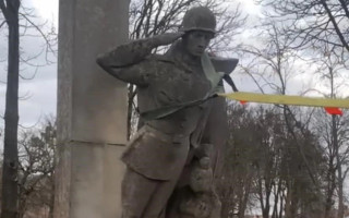 На Львівщині демонтували чотири радянські пам’ятники, відео