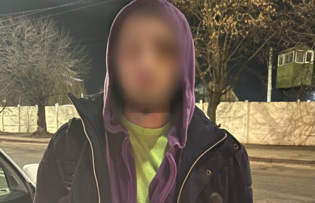 В Киеве в новогоднюю ночь поймали нарушителя с зип-пакетами с подозрительным веществом