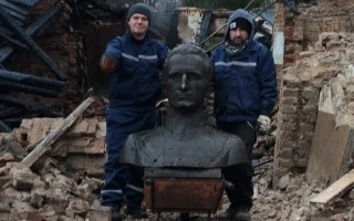 Російський удар по музею Шухевича у Львові: вдалося врятувати бронзове погруддя командира УПА