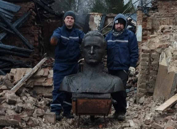 Российский удар по музею Шухевича во Львове: удалось спасти бронзовый бюст командира УПА