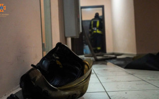 Під Києвом із палаючого 17-го поверху врятували жінку