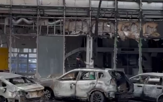 У Києві під час обстрілу постраждав автосалон, в якому згоріли кілька десятків авто, відео
