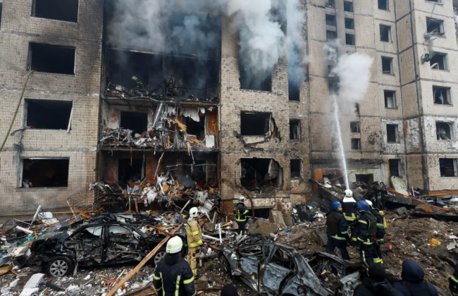 В Соломенском районе Киева погибла женщина, количество пострадавших в результате обстрела многоэтажки выросло: видео