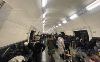 Атака на столицю: кияни рятуються від ракет у метро, фото