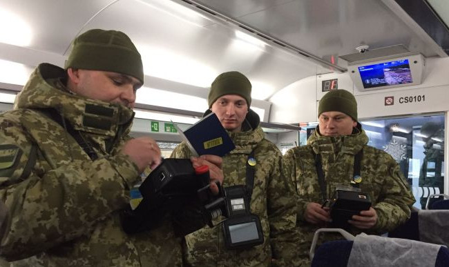 Омбудсмен Дмитрий Лубинец просит пограничников прояснить ситуацию с выездом мужчин