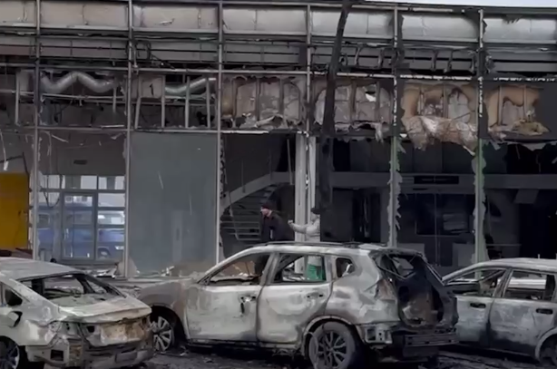 В Киеве во время обстрела пострадал автосалон, в котором сгорели несколько десятков авто, видео