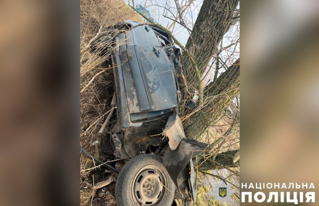 Смертельное ДТП на Полтавщине: автомобиль съехал в кювет и врезался в дерево