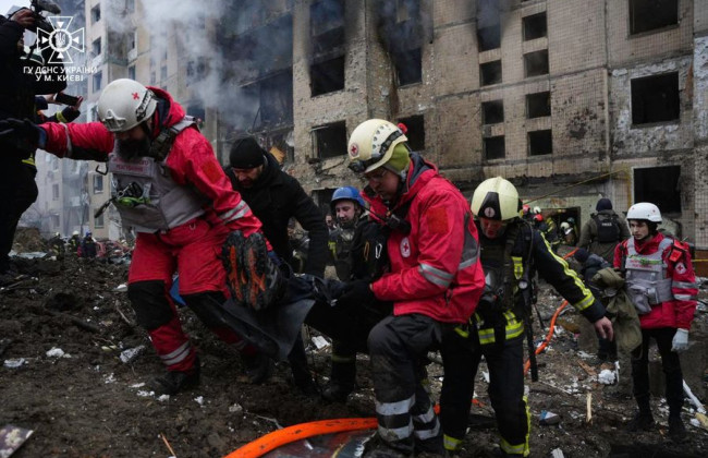 Спасатели показали, как боролись в Киеве с последствиями вражеской атаки: видео