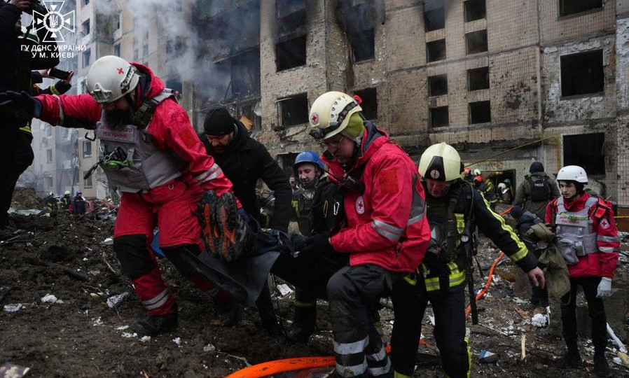 Кількість постраждалих внаслідок обстрілу багатоповерхівки в Солом’янському районі Києва зросла: фото