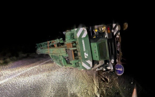 На автодорозі на Львівщині перекинулася вантажівка, що перевозила кран