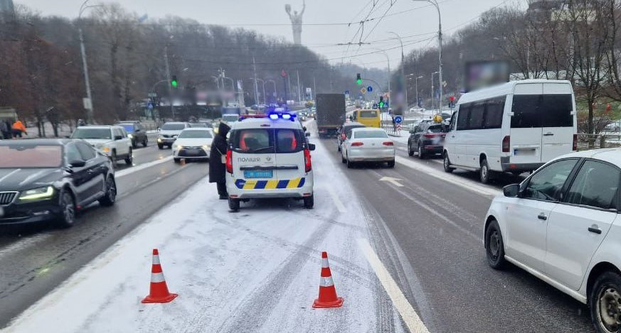 У Києві через ДТП на Міхновського, ускладнений рух транспорту в напрямку мосту Патона