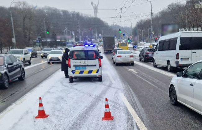 В Киеве из-за ДТП на Михновского, затруднено движение транспорта в направлении моста Патона