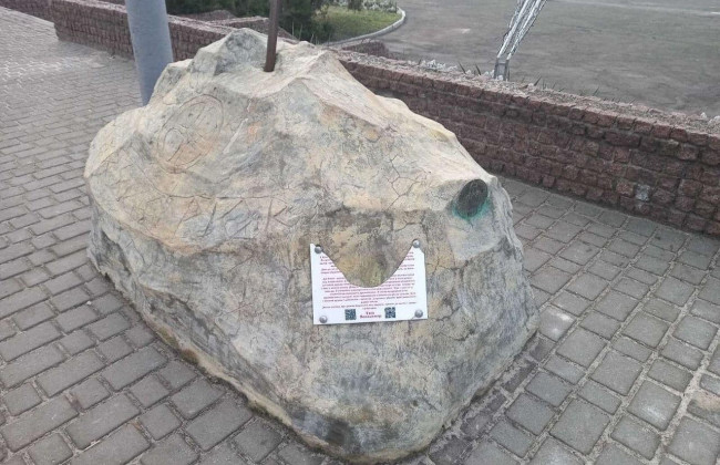 На Волыни будут судить мужчину, который не смог достать меч из камня и сломал табличку на монументе