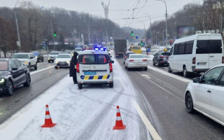 У Києві через ДТП на Міхновського, ускладнений рух транспорту в напрямку мосту Патона