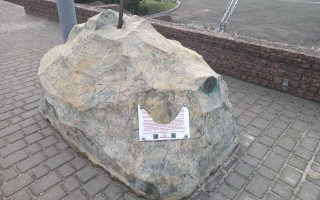 На Волині судитимуть чоловіка, який не зміг дістати меч з каменю і зламав табличку на монументі