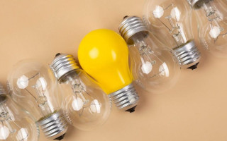 Укрпочта начала новый этап выдачи пенсионерам по пять LED-ламп: правила