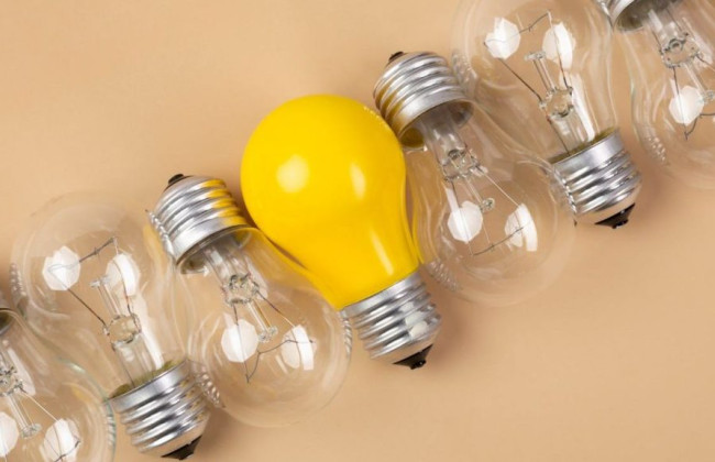 Укрпочта начала новый этап выдачи пенсионерам по пять LED-ламп: правила