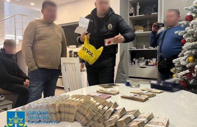 Обещал предпринимателям победы в тендерах: в Одесской области чиновника горсовета разоблачили на «откатах»