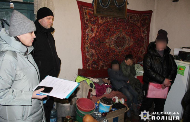 На Харьковщине изъяли из семьи четырех детей, которые жили  в холоде и грязи