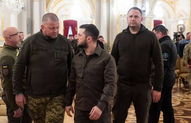 В Киеве разрушена фабрика армейской одежды, которую носят Зеленский и Залужный